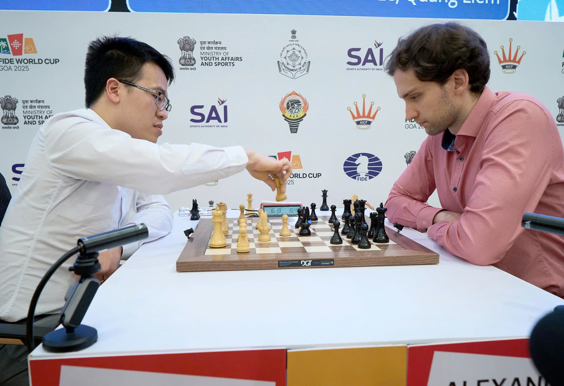 Lê Quang Liêm chia tay World Cup cờ vua 2025 sau thất bại trước Alexander Donchenko